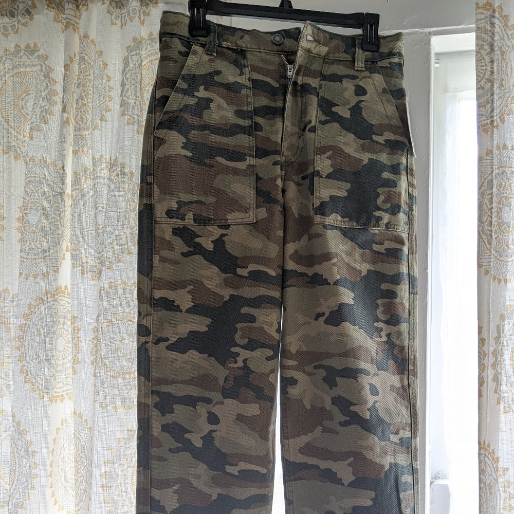 Free People NWT cropped camo pants 28